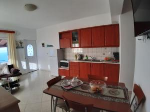 Kuchyň nebo kuchyňský kout v ubytování Roussa's View Apartments