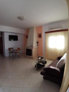 uma sala de estar com um sofá e uma mesa em Roussa's View Apartments em Sitia