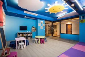 a classroom with tables and chairs and a sun ceiling at Yadi Hotel in Puli