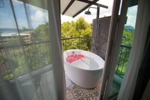 Balkón nebo terasa v ubytování Red Ginger Chic Resort