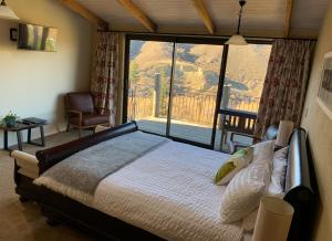 um quarto com uma cama e uma grande janela em Bannockburn House em Cromwell