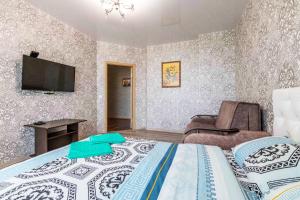 エカテリンブルクにあるБелинского 177а DreamHouse Апартаментыのベッドルーム(ベッド1台、薄型テレビ付)
