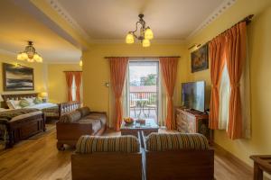 TV a/nebo společenská místnost v ubytování Baber Mahal Vilas - The Heritage Hotel
