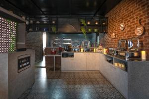 Hotel Avora Tree By Rivido Kempegowda Airport Road的厨房或小厨房