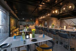 Hotel Avora Tree By Rivido Kempegowda Airport Road餐厅或其他用餐的地方