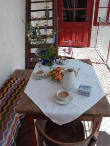 una mesa de madera con un mantel blanco. en Orator - ubytování v soukromí v centru Znojma, en Znojmo