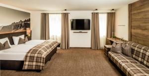 Posteľ alebo postele v izbe v ubytovaní Hotel Touring Dolomites