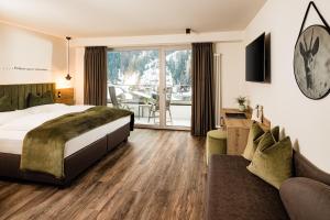 Posteľ alebo postele v izbe v ubytovaní Hotel Touring Dolomites + 37 fotografií