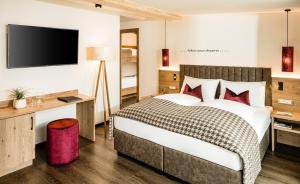 Posteľ alebo postele v izbe v ubytovaní Hotel Touring Dolomites