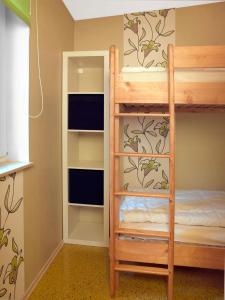łóżko piętrowe w pokoju z łóżkiem piętrowym w sypialni w obiekcie Mach mal Pause w mieście Wyspa Poel