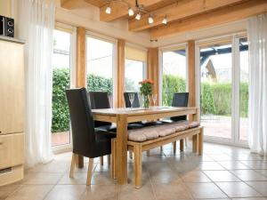 een eetkamer met een houten tafel en stoelen bij Haus Gestrandet in Kaltenhof +15 foto's