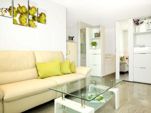 a living room with a couch and a glass table at Am Krabbenweg Whg.1 im Haus Am Krabbenweg in Insel Poel