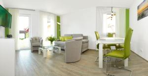 sala de estar con sofá y mesa en Am Krabbenweg Whg.2 im Haus Am Krabbenweg, en Poel