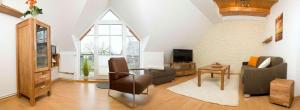 - un salon avec un canapé et une table dans l'établissement Appartements Am Reiterhof Seepferdchen, à Timmendorfer Strand