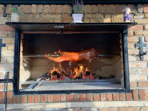 オッシアッハにあるHaus Lavendelの煉瓦の暖炉の馬像