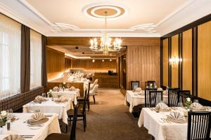 Reštaurácia alebo iné gastronomické zariadenie v ubytovaní Hotel Touring Dolomites
