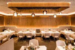 Reštaurácia alebo iné gastronomické zariadenie v ubytovaní Hotel Touring Dolomites