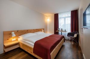 Postel nebo postele na pokoji v ubytování Hotel Schweizerhof Sils Maria, a Faern Collection Hotel