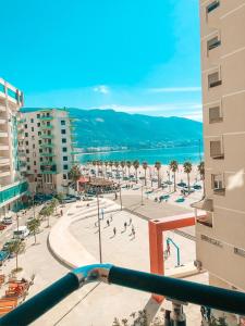 einen Balkon mit Stadtblick und Spielplatz in der Unterkunft MiMi's Beach Apartment in Vlorë