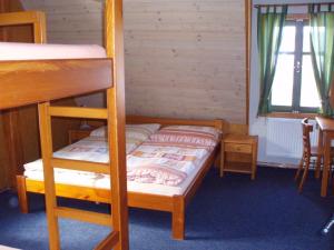 Postel nebo postele na pokoji v ubytování Lesní Chata