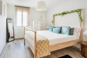 um quarto com uma cama com uma área em Cozy Apartment With Splashes Of Color em L'Hospitalet de Llobregat
