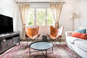 Кът за сядане в Cozy Apartment With Splashes Of Color