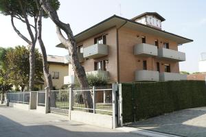 un edificio con una recinzione di fronte di Grazioso appartamento a due passi dal mare a Cervia