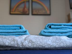 Una cama con toallas azules encima. en Apartment No. 55 - 10 Min to city centre, en Leipzig