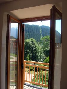uma porta aberta para uma varanda com vista em Appartamento Mariastella em Andalo