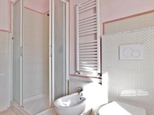 ein Bad mit einem Waschbecken, einem WC und einer Dusche in der Unterkunft Spazioso appartamento Vista Mare in Levanto