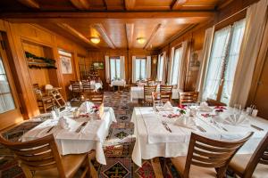 a dining room with white tables and chairs at Hotel Restaurant Bad Gutenburg in Lotzwil