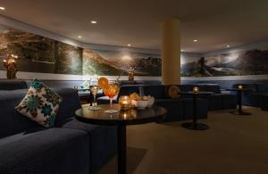 Posezení v ubytování Hotel Schweizerhof Sils Maria, a Faern Collection Hotel