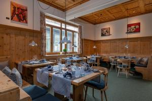 Posezení v ubytování Hotel Schweizerhof Sils Maria, a Faern Collection Hotel