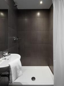 The Social Hub Amsterdam West 4 star tesisinde bir banyo