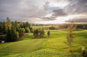 eine Aussicht über einen üppig grünen Golfplatz in der Unterkunft Lombi Holiday House in Otepää