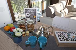 einen Tisch mit einem Tablett mit Speisen und Getränken darauf in der Unterkunft ALBA e TRAMONTO Appartamenti vista lago in Bellagio