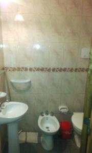 Hotel Oasis في مار ديل بلاتا: حمام مع حوض ومرحاض