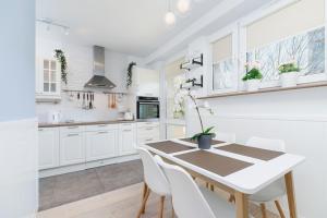 Kuchyňa alebo kuchynka v ubytovaní Apartments Obopólna Cracow by Noclegi Renters + 8 fotografií