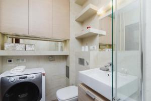 Kúpeľňa v ubytovaní Apartments Obopólna Cracow by Noclegi Renters