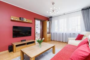 Televízia a/alebo spoločenská miestnosť v ubytovaní Apartments Obopólna Cracow by Noclegi Renters