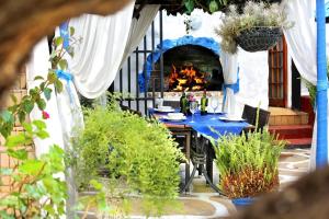 une table en face d'une cheminée avec une table sidx sidx sidx dans l'établissement Athenian Villa, à Caledon