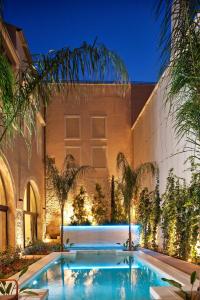 una piscina di fronte a un edificio di Rimondi Boutique Hotel - Small Luxury Hotels of the World a Rethymno