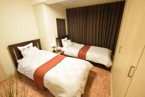 เตียงในห้องที่ Matoba 5A in Dotonbori