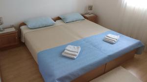 - une chambre avec un lit et 2 serviettes dans l'établissement Apartman Diana, à Kraljevica