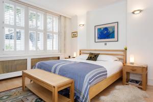 Veeve - South Kensington Garden Apartment tesisinde bir odada yatak veya yataklar