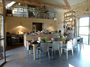 Majoituspaikan Beautiful farmhouse in Braize with private garden ravintola tai vastaava paikka