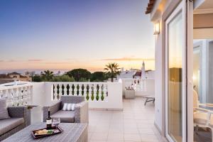 un balcón con vista al mar en WHome | Prime Hideaway Luxury Villa, en Quarteira