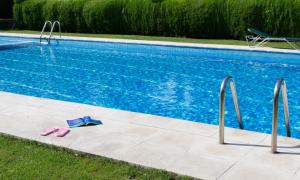 een paar slippers naast een zwembad bij Happy People Maragall in Barcelona