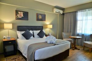 Postel nebo postele na pokoji v ubytování Cresta Jameson Hotel