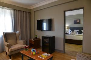 TV a/nebo společenská místnost v ubytování Cresta Jameson Hotel